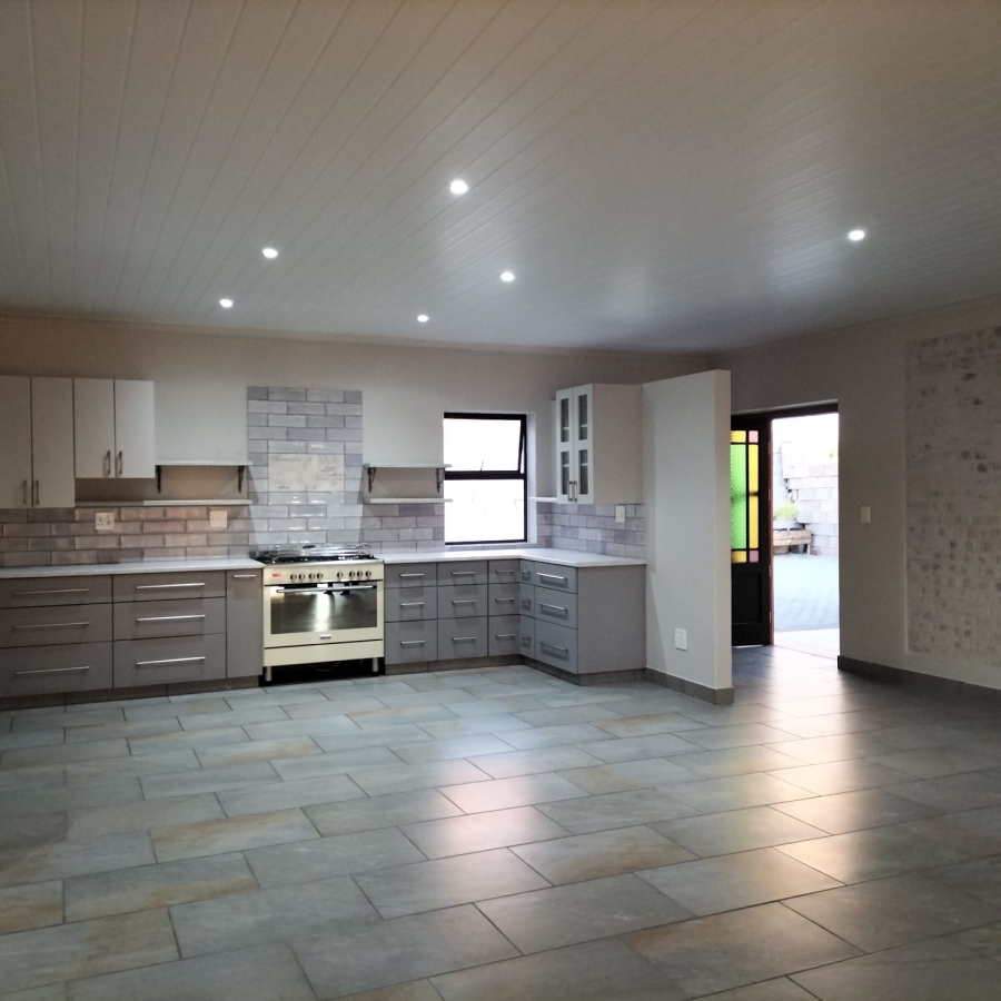 5 Bedroom Property for Sale in Reebok Western Cape